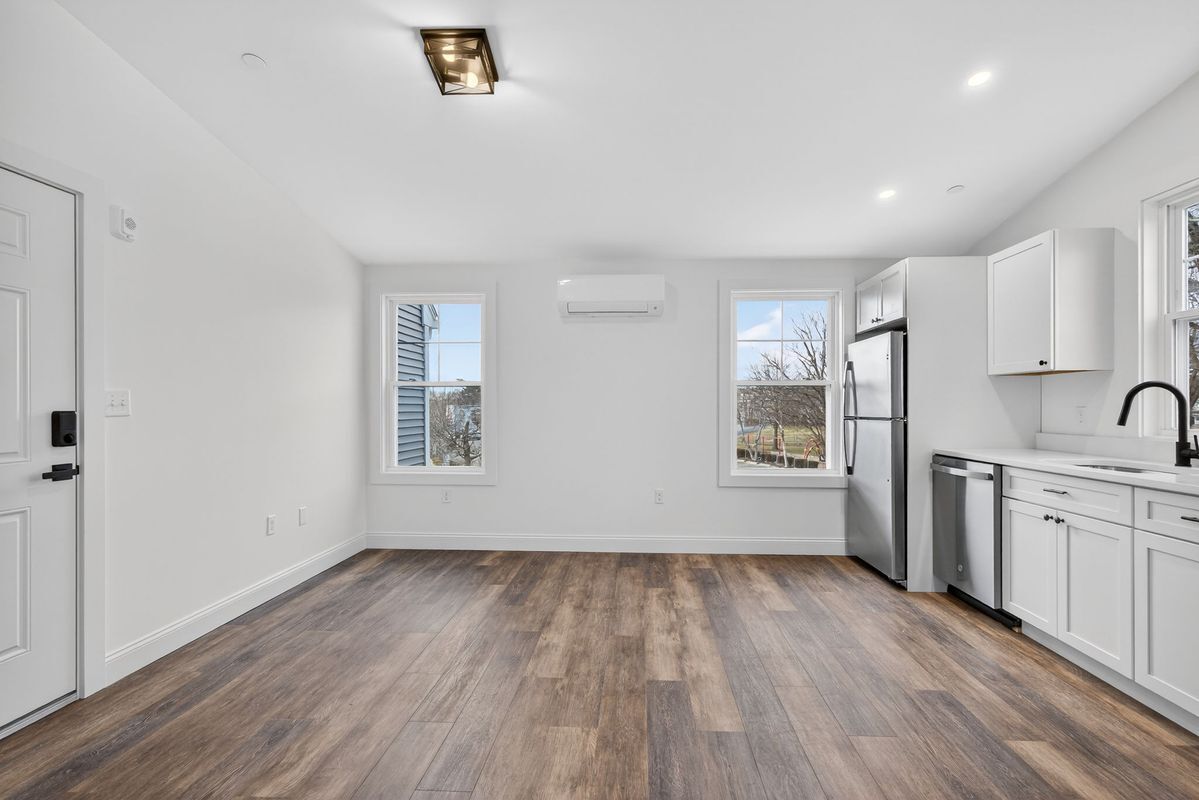 Building Photo - 371 Cabot St