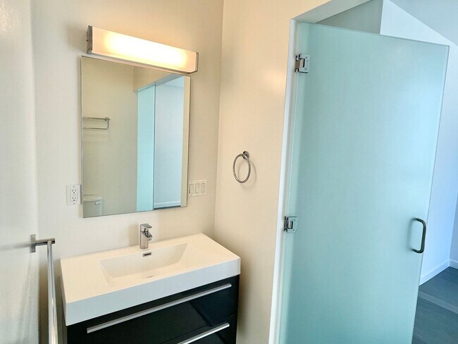 Building Photo - HIP 2BR/2BA Inner Mission Top Floor Boutiq...