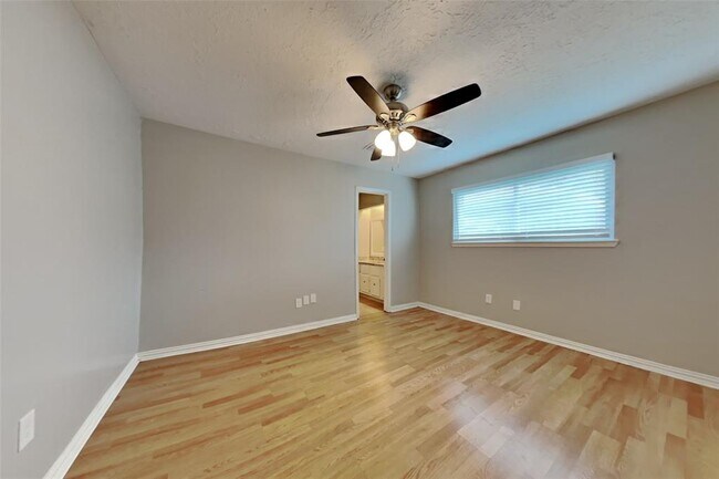 Building Photo - 13627 Montaigne Dr