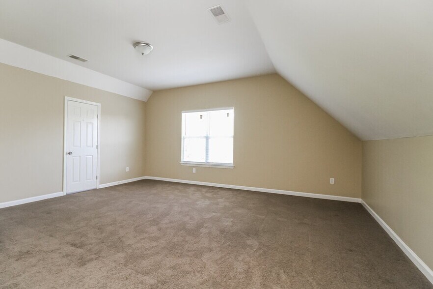 Building Photo - 398 Roxie Ct