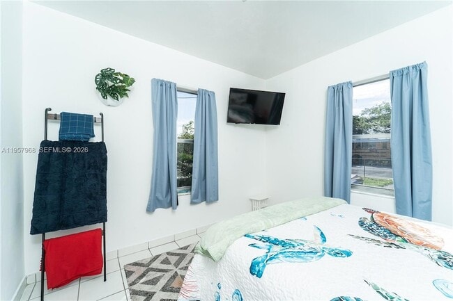 Building Photo - 1215 NE 127th St