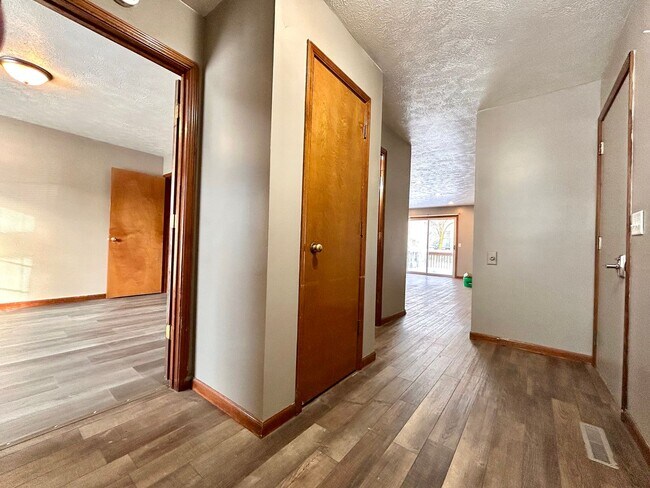 Building Photo - Four Bedroom Duplex in Kentwood - $400 OFF 1st Month!