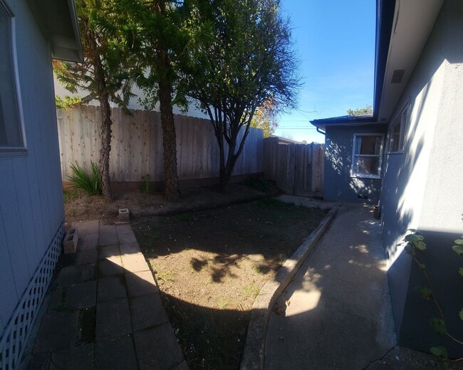 Building Photo - Well maintained 5 bedroom 2 bath with garage