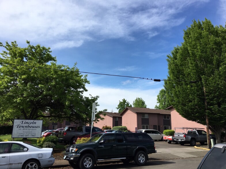 Building Photo - 100-190 SE Viewmont Ave