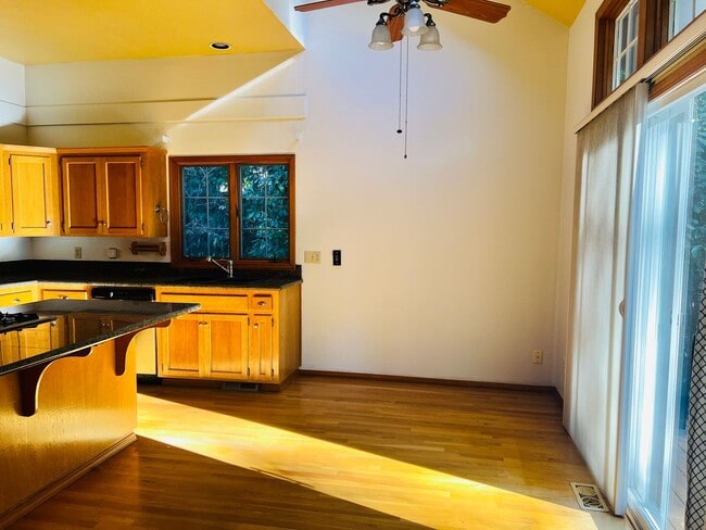 Building Photo - Amazing Attached Home in Lake Oswego is a Must See!