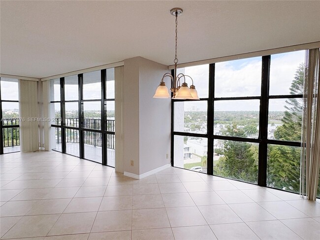 Building Photo - 800 Parkview Dr