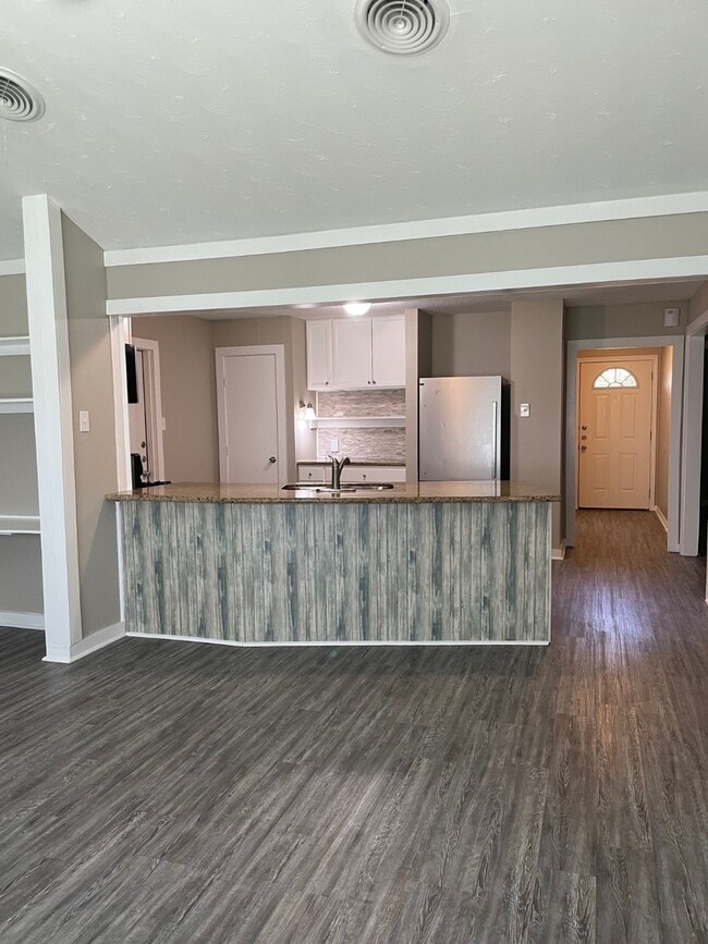 Building Photo - 2015 Williamsburg Ct S
