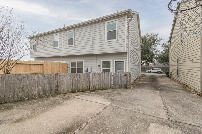 Building Photo - 29704 Sullivan Oaks Dr