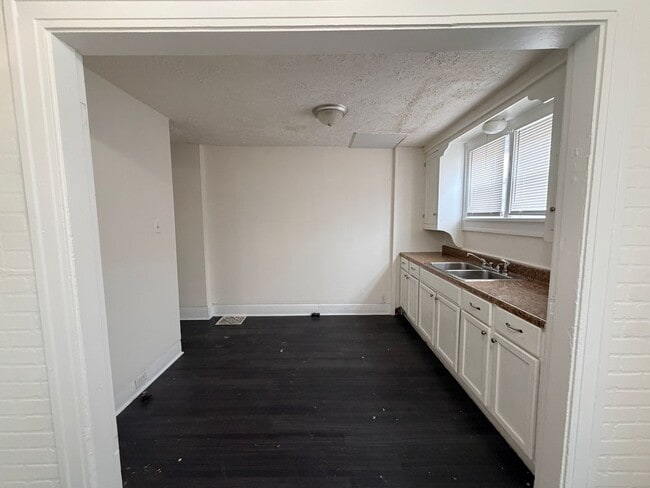 Building Photo - 3141 N Park Ave