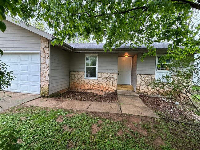 Primary Photo - 2 bedroom 2 full bath 1 car garage availab...