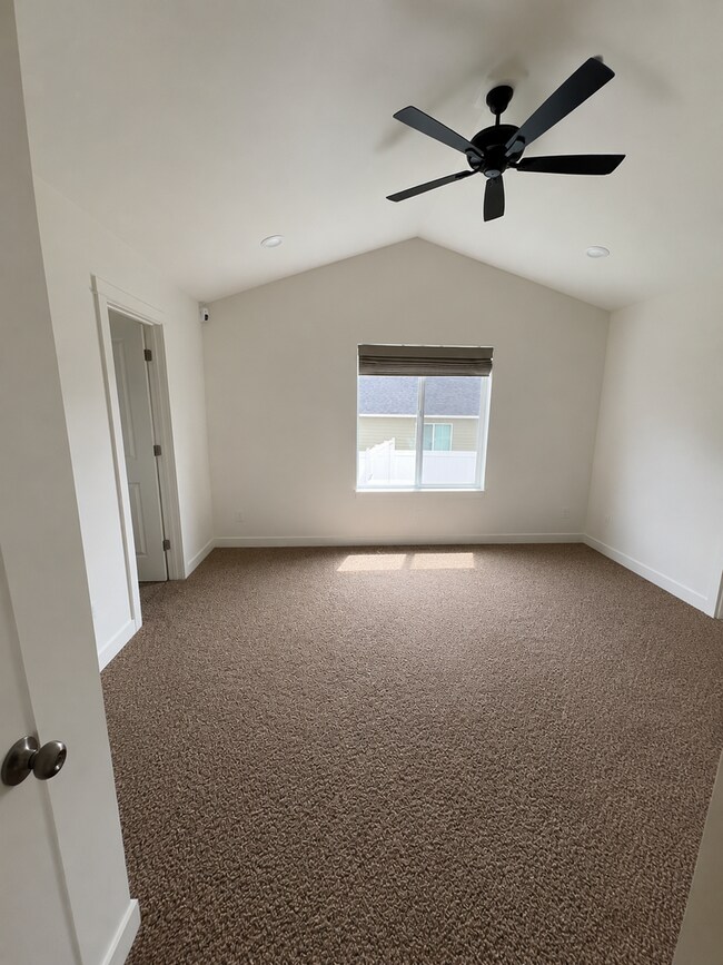 Building Photo - East Helena Rental