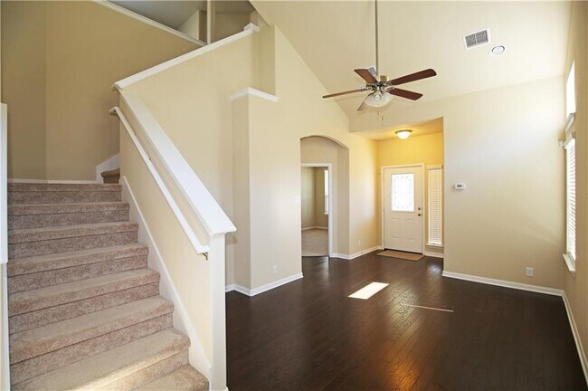 Building Photo - 903 Alamo Plaza Dr