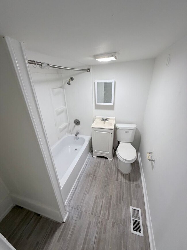 Building Photo - 2 bed 1 bath Brand new