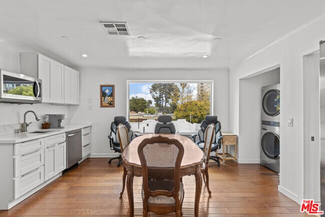 Building Photo - 2240 Hillhurst Ave