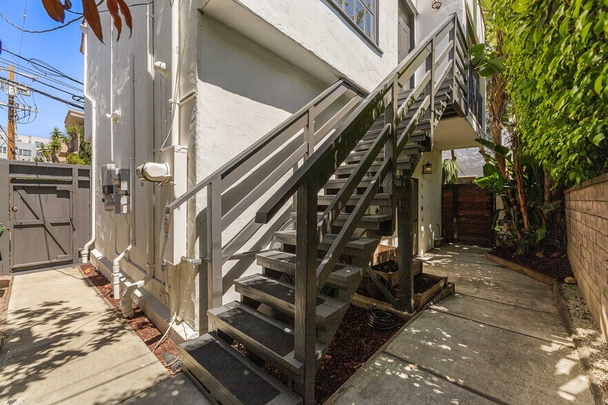 Building Photo - 801 S Burnside Ave