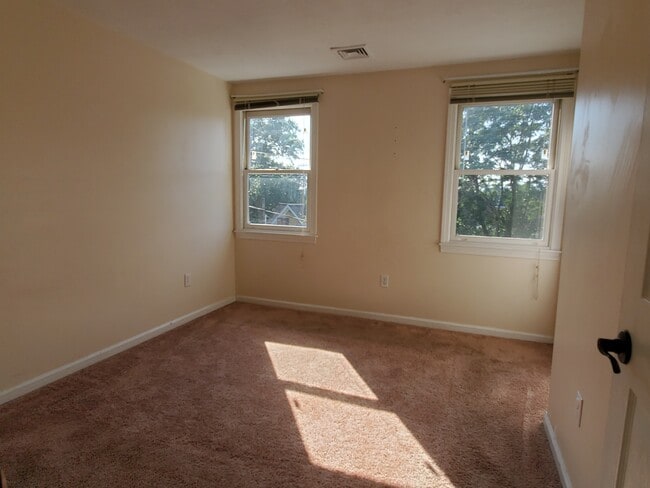 Building Photo - 118 Montclair Ave