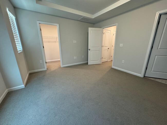 Building Photo - Spacious 4 Bed | 3 Bath Townhome in Cary w...