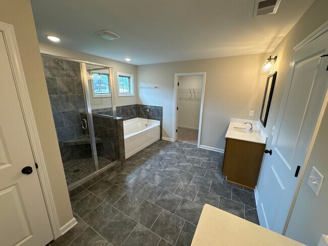 Building Photo - 5 Bedroom 3 Bathroom House