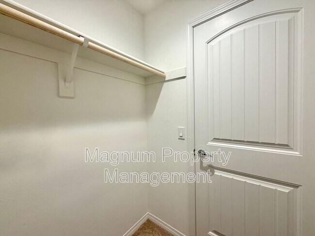 Building Photo - 34124 Thistlewood Ave