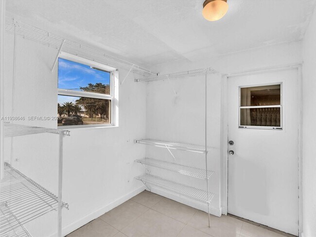 Building Photo - 4416 SW 35th Ave