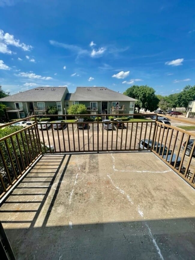 Building Photo - 1500 Lake Shore Dr