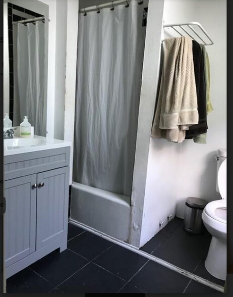 Building Photo - 848 E 15th St