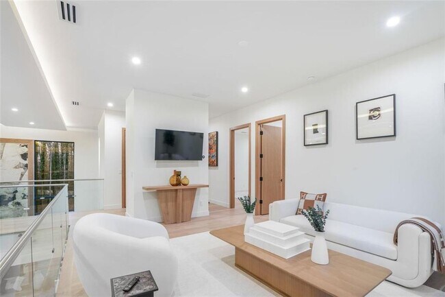 Building Photo - 1736 Cox Rd