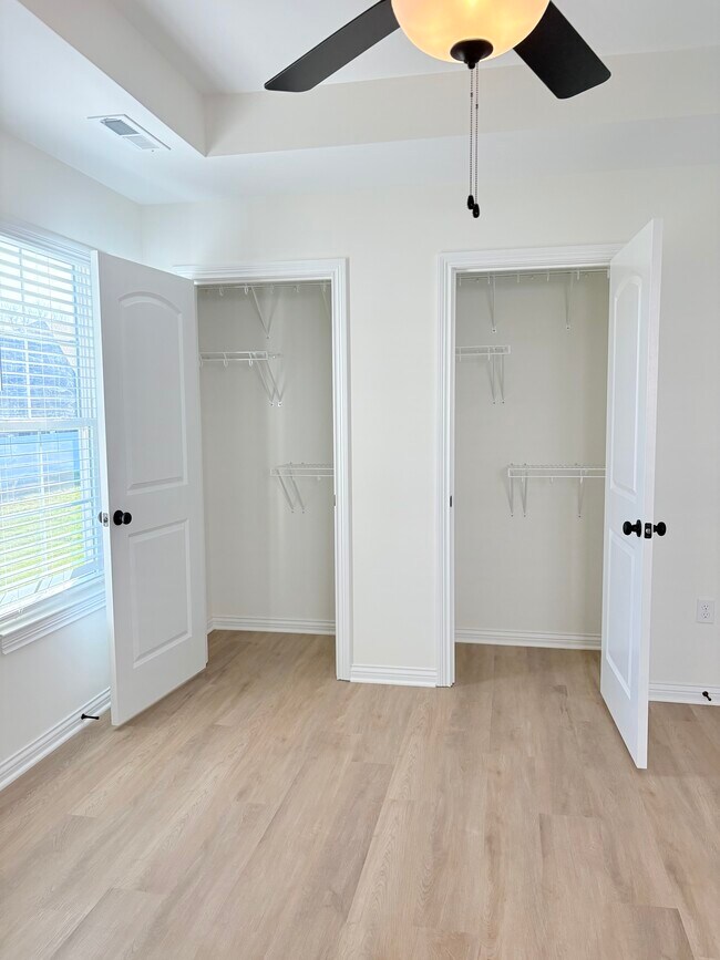 Building Photo - 1307 Helmsdale Ave