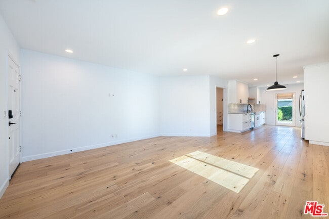 Building Photo - 5970 Balcom Ave