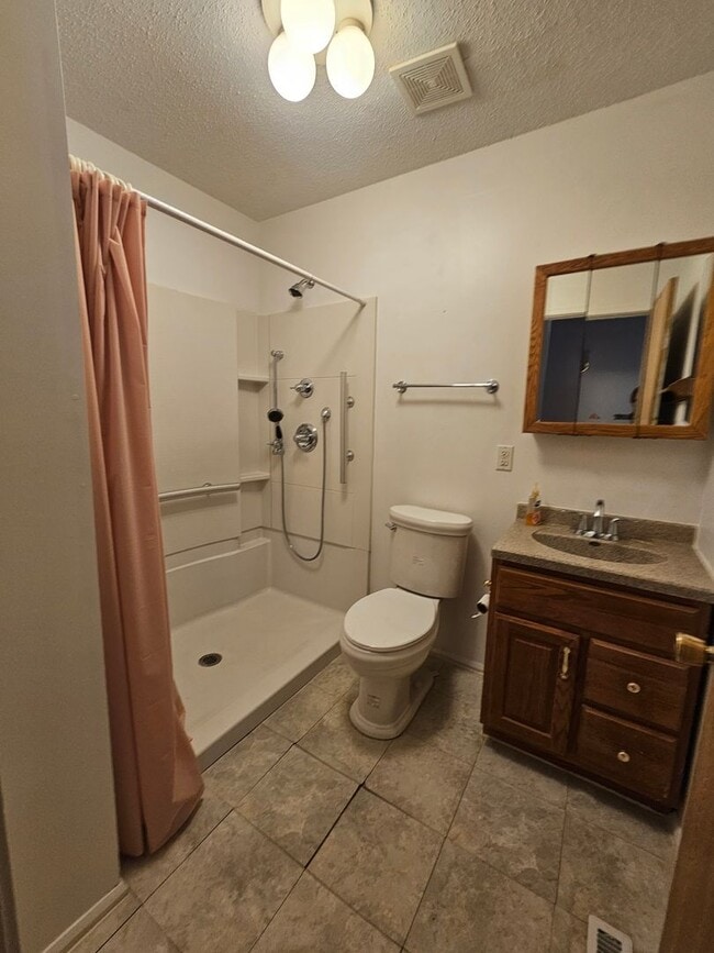 Building Photo - NW 3 Bedroom 1 bath, Large Fenced Yard, 1 Stall Garage