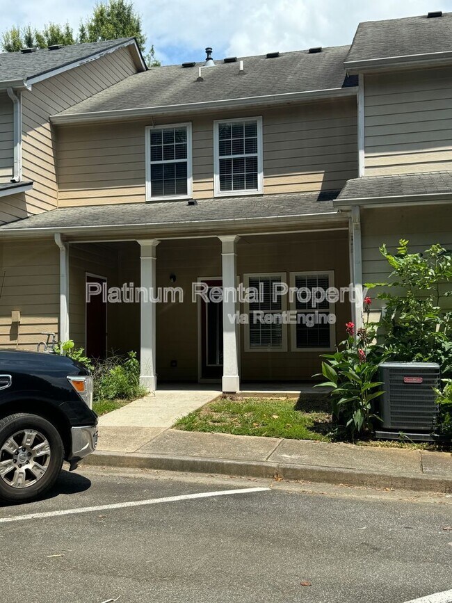 Building Photo - 4885 Robinson Square Dr