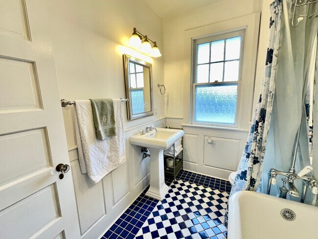 Building Photo - Charming Larchmont 4 Bedroom - 2 Sun Rooms...