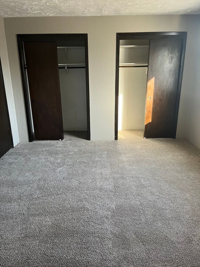 Building Photo - Spacious Apartments Located in the Heart o...