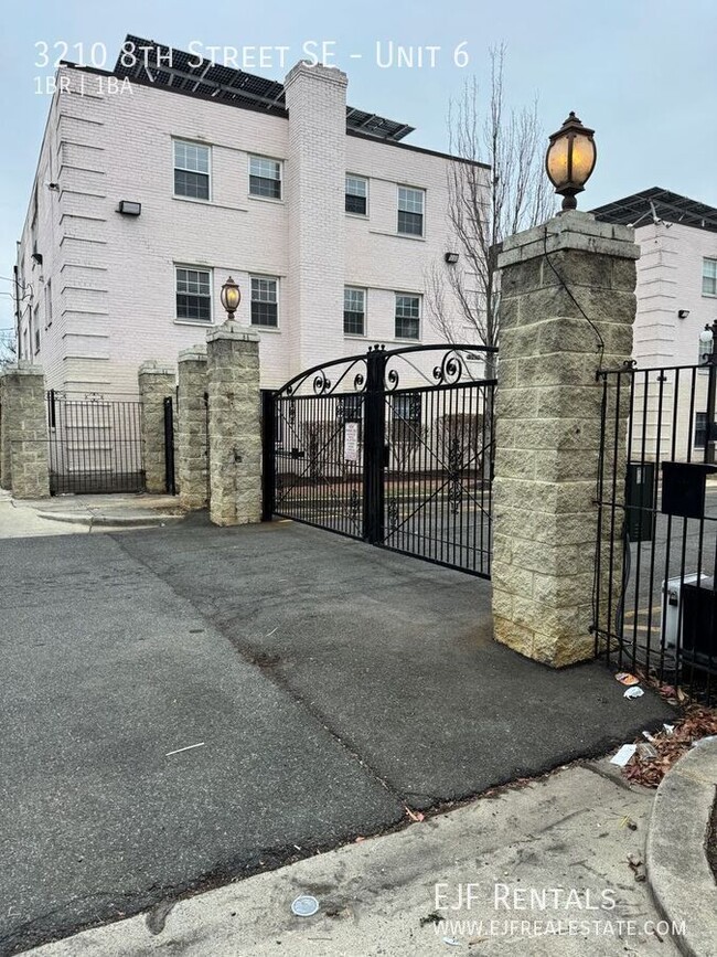 Primary Photo - Gated Community! One Bedroom W/Parking Inc...