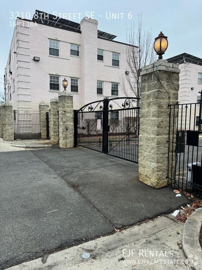 Building Photo - Gated Community! One Bedroom W/Parking Inc...