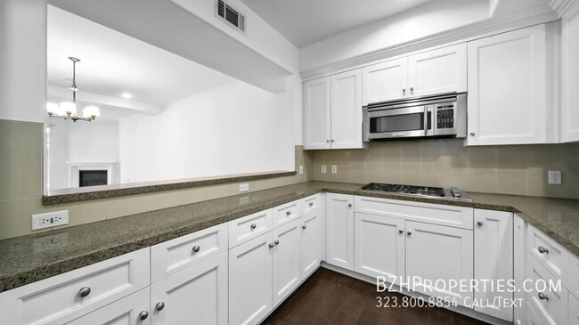 Building Photo - Beautiful 2 Bedroom 3 Bath Condo In Pico/B...