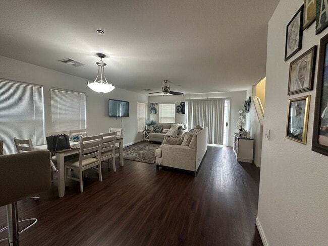 Building Photo - 3-bedroom, 2.5-bathroom home in Henderson