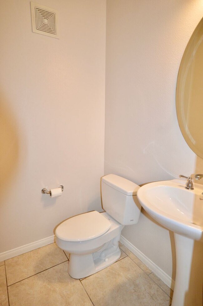 Building Photo - Charming 3-Bedroom Irvine Condo with Attac...