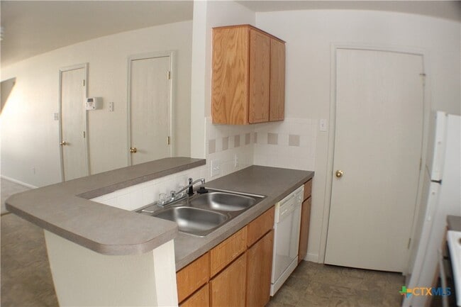 Building Photo - 102 E Robin Ln