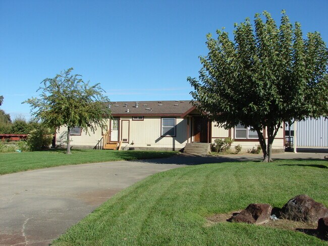 Building Photo - 4 Bedroom in Arboga! Available Now!