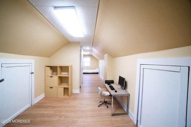 Building Photo - 341 David St