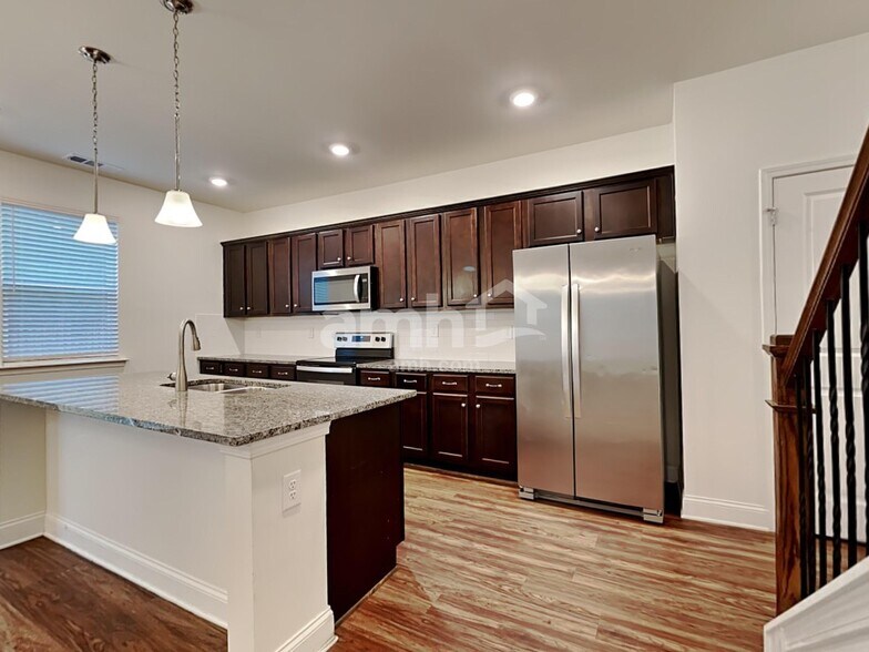 Building Photo - 104 Fairway Dr