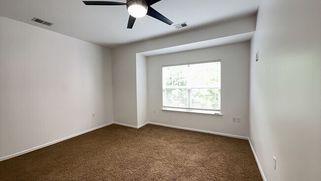 Building Photo - 662 Lacy Oak Dr
