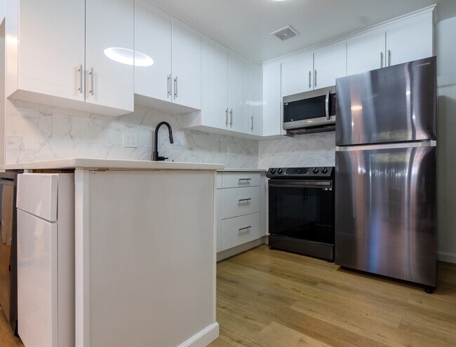 Building Photo - 186 Lexington St