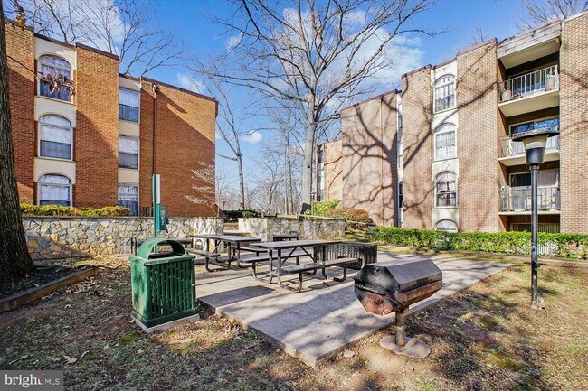 Building Photo - 3356 Woodburn Rd