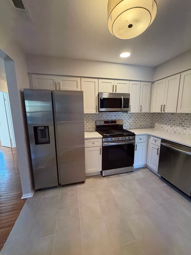 Building Photo - 660 Bayberry Ln