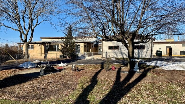 Building Photo - 304 E Hawthorne Dr