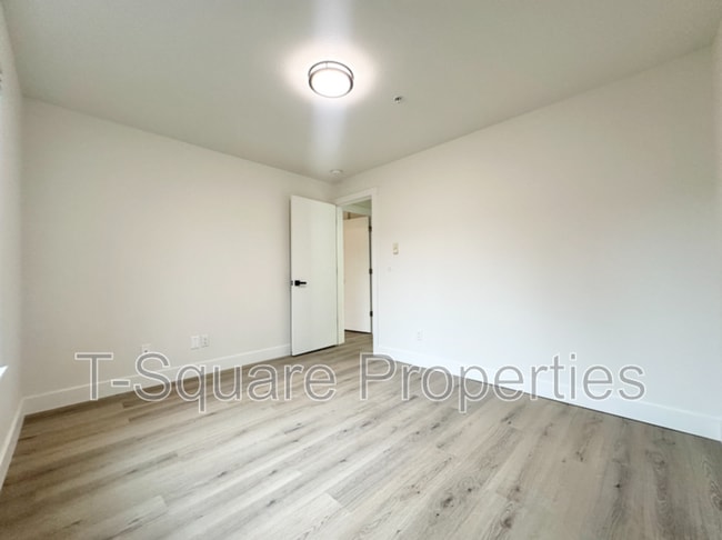 Building Photo - 7041 S 116th Pl