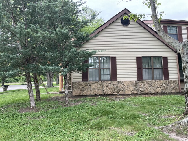 Building Photo - 2738 Dartmouth Dr