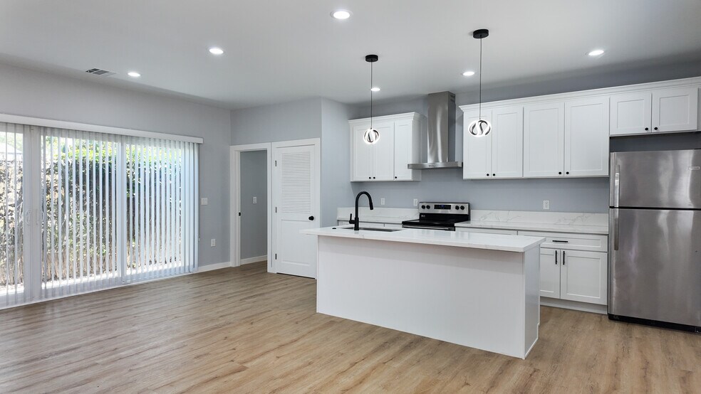 Building Photo - 4440 Stewart Ave